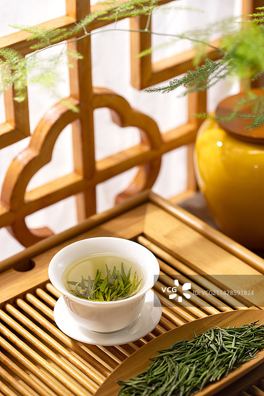 一杯清新的绿茶放在茶盘上图片素材