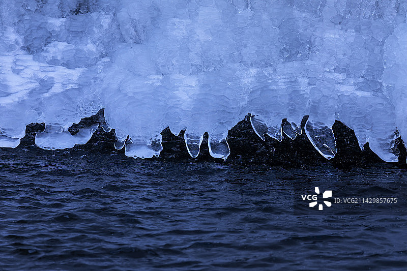 冰瀑，冬天里的冰雪风光，蓝色静谧的寒冰图片素材