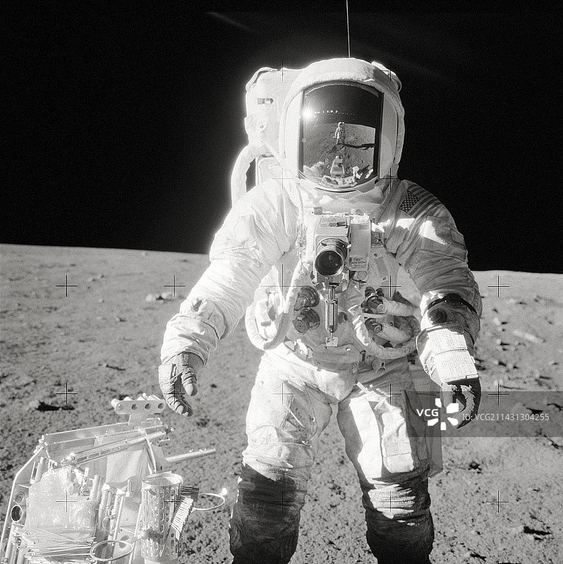 1969年，阿波罗12号宇航员宾在月球上图片素材