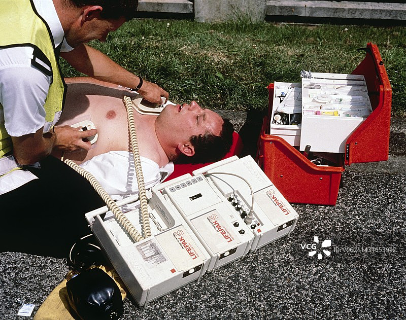 救护人员使用便携式除颤器图片素材