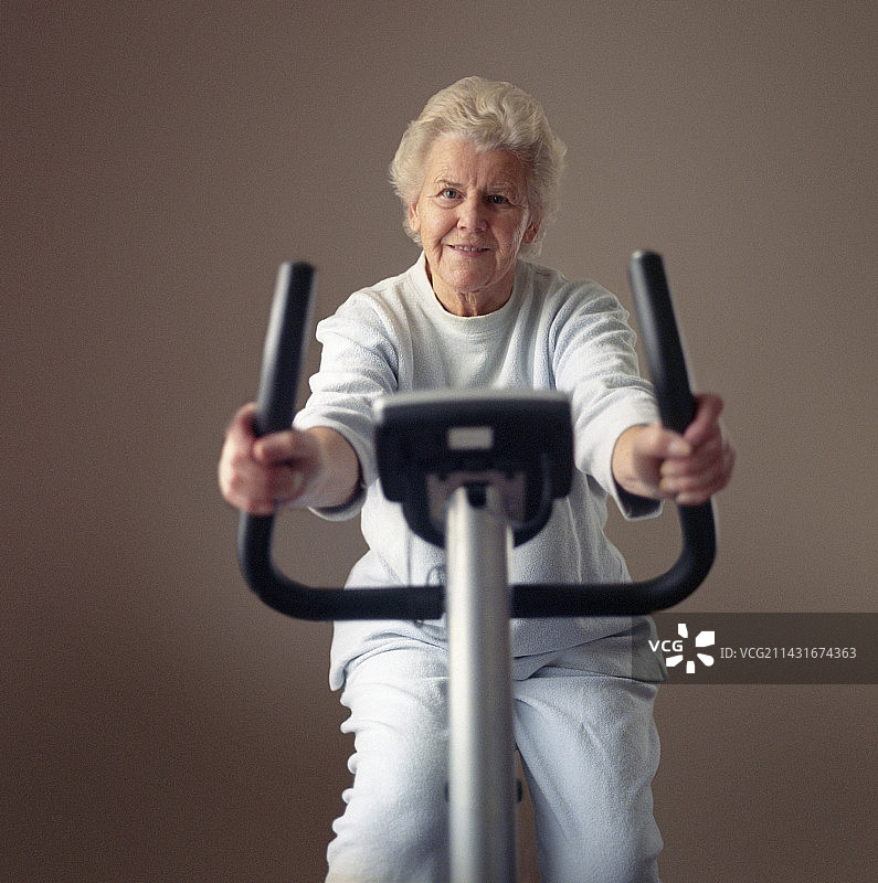 老妇人锻炼身体图片素材