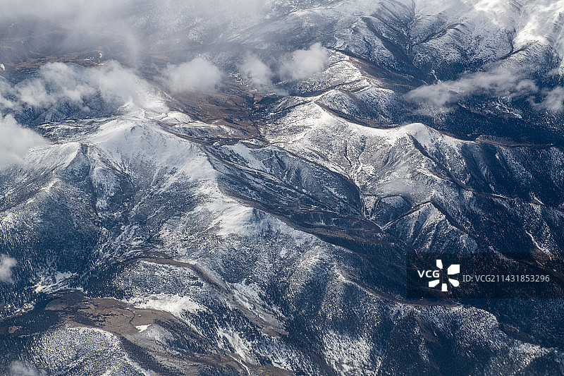 航拍云雾中的西藏青藏高原雪山风光图片素材