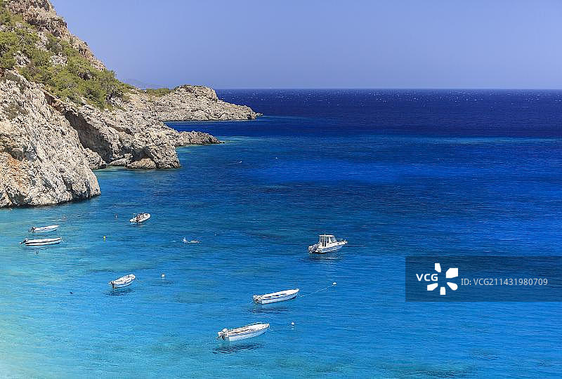 海蓝色水中的船，凯拉帕纳吉亚，卡尔帕索斯，多德卡尼斯，南爱琴海，希腊，欧洲图片素材