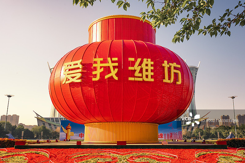 潍坊市人民广场巨型灯笼装饰图片素材