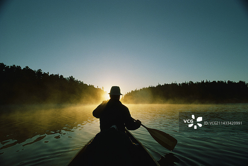 日出时在萨加纳湖划独木舟图片素材