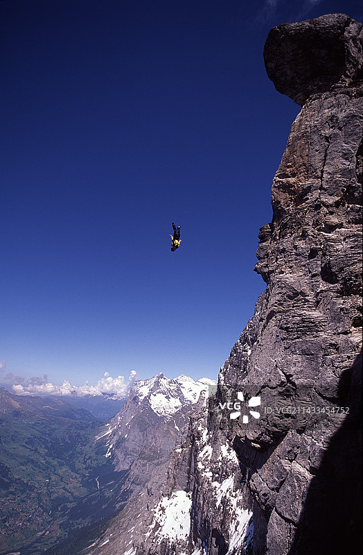 在瑞士阿尔卑斯山进行定点跳伞图片素材