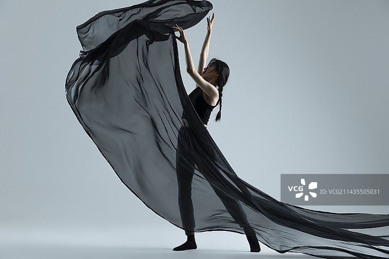 现代舞：美女舞者与飞扬的黑色薄纱图片素材