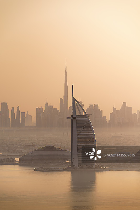 阿联酋迪拜哈利法塔与阿拉伯塔帆船酒店同框图片素材