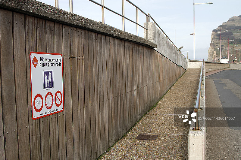 法国诺曼底塞纳河沿岸费坎普的人行道上有禁止通行的标志图片素材