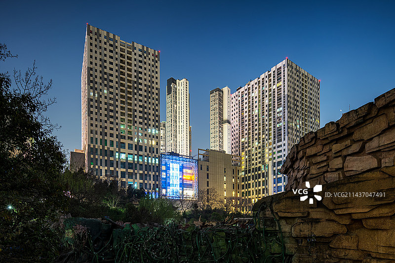 亚洲中国河南省郑州市城市高层建筑和山夜景移轴视角图片素材
