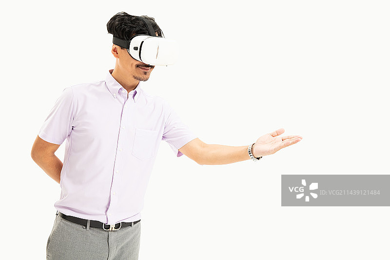 带着VR娱乐的中年男人图片素材