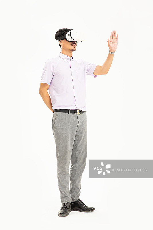 带着VR娱乐的中年男人图片素材
