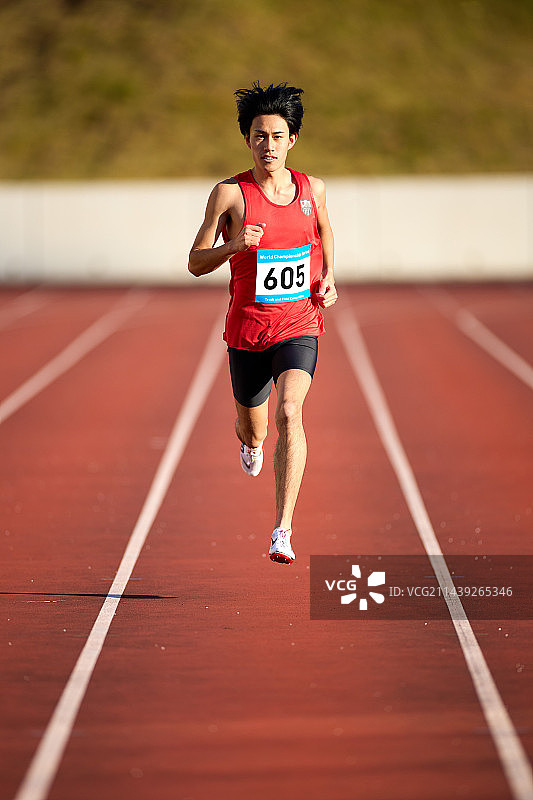 日本运动员在跑道上奔跑图片素材
