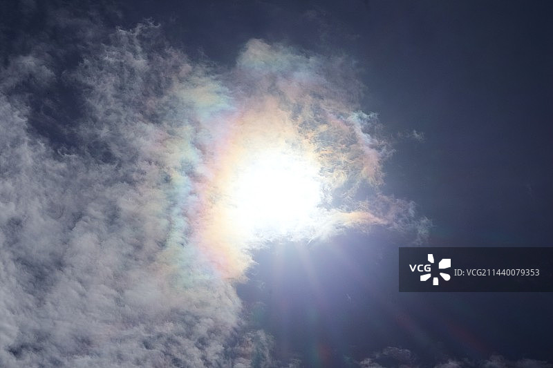 阳光透过云层日华的低角度视图图片素材