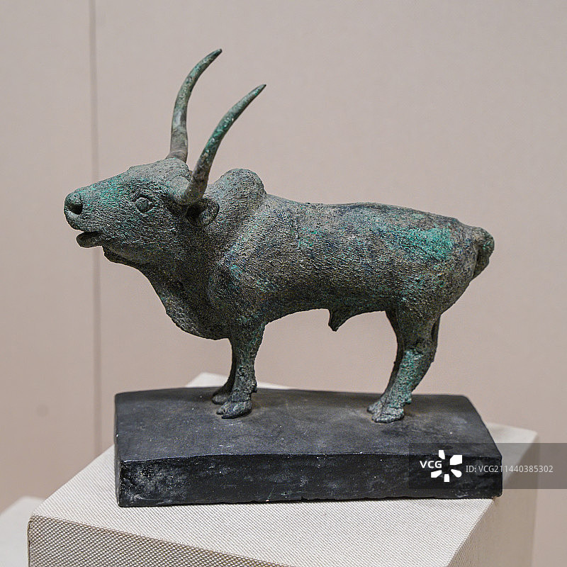 云南省博物馆西汉时期晋宁的铜力牛图片素材
