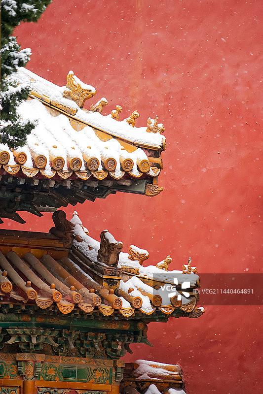 大雪中的故宫红墙屋檐图片素材