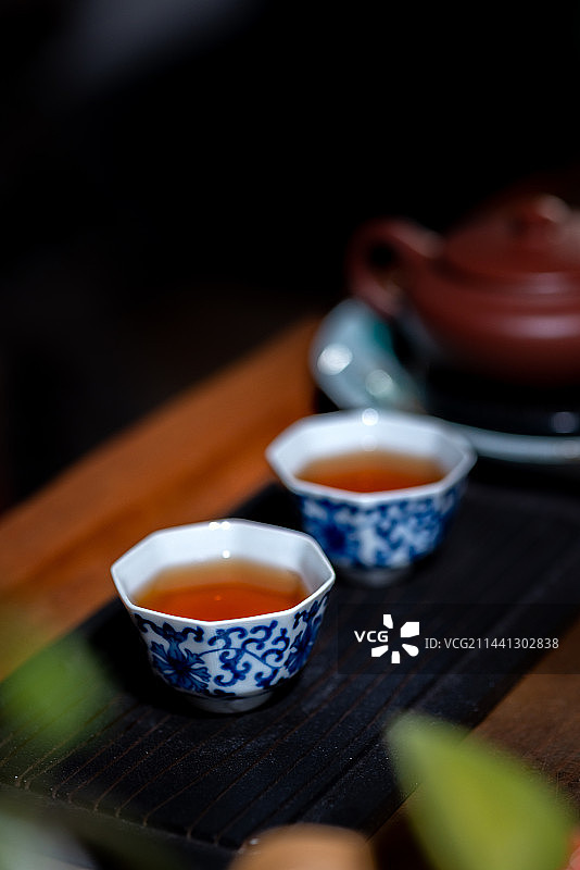 茶桌上的茶杯和茶壶图片素材