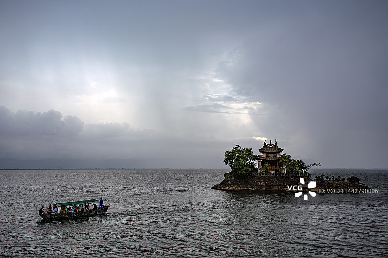 阴雨天的洱海小普陀图片素材