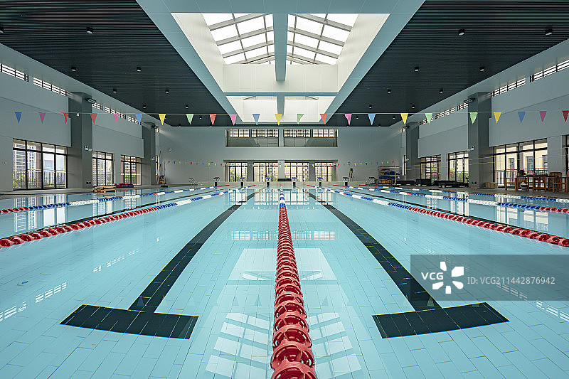 宽敞明亮高端大气的室内游泳馆，福建龙岩图片素材
