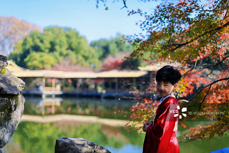 杭州西湖花港观鱼穿汉服的男孩图片素材