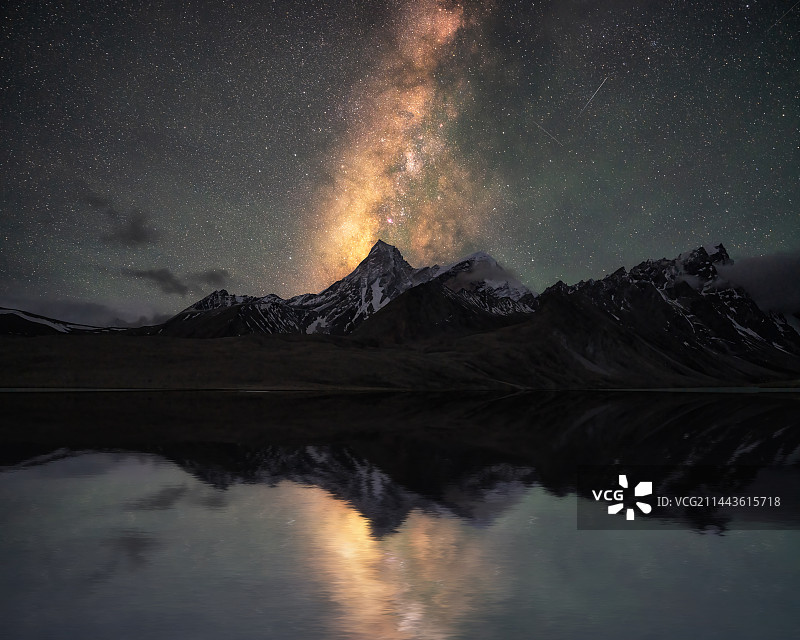 日喀则定结县宗措湖阿玛直米雪山星空银河图片素材