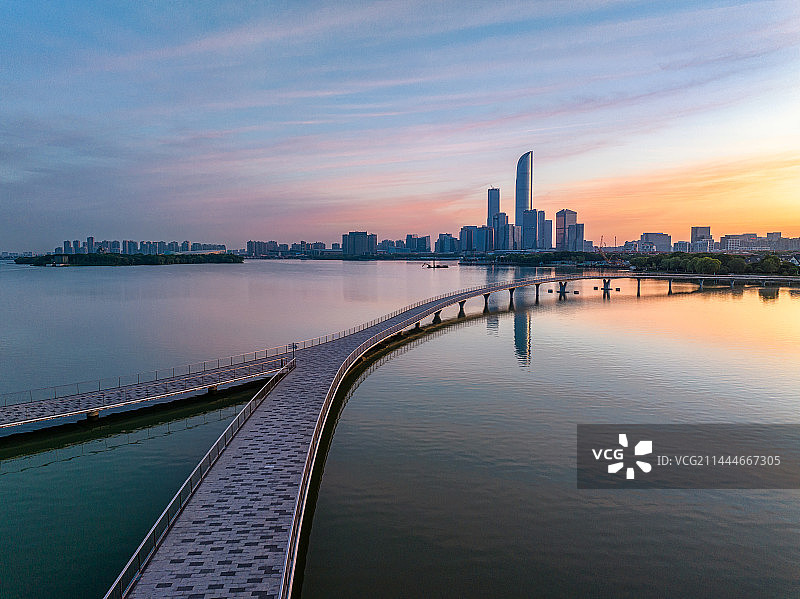 清晨苏州园区金鸡湖栈桥风景航拍图片素材