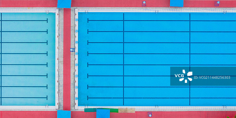 户外露天标准25m泳池航拍鸟瞰图图片素材