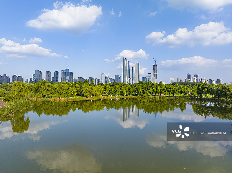 南京青奥森林公园与南京城的夏季图片素材