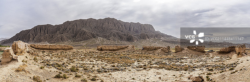 新疆喀什附近的无名古道和古驿站城墙图片素材