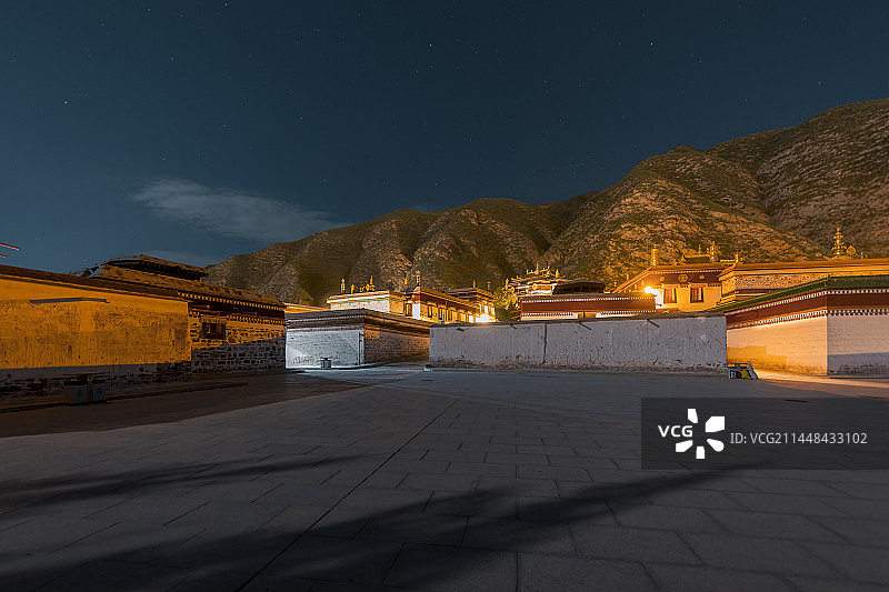 甘肃省甘南藏族自治州拉卜楞寺夜色图片素材