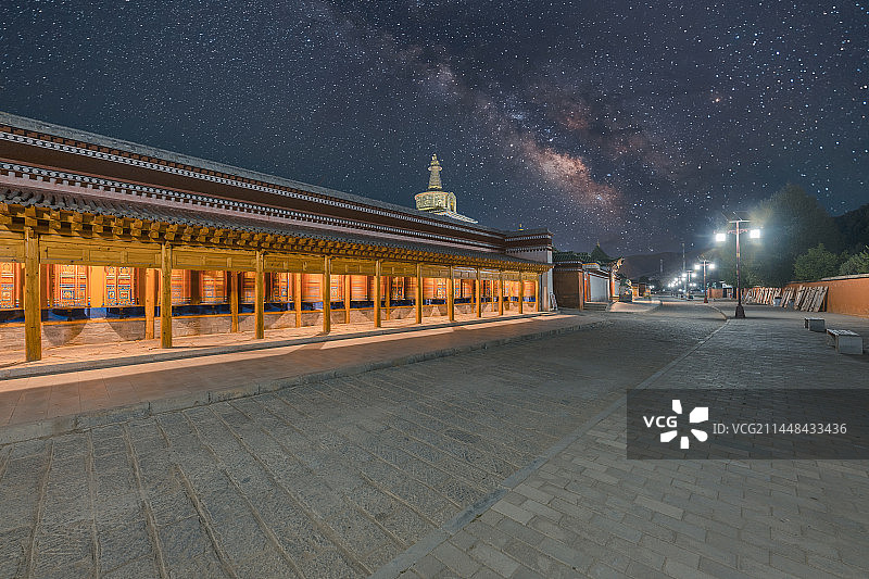 甘肃省甘南藏族自治州拉卜楞寺星空下的夜景图片素材