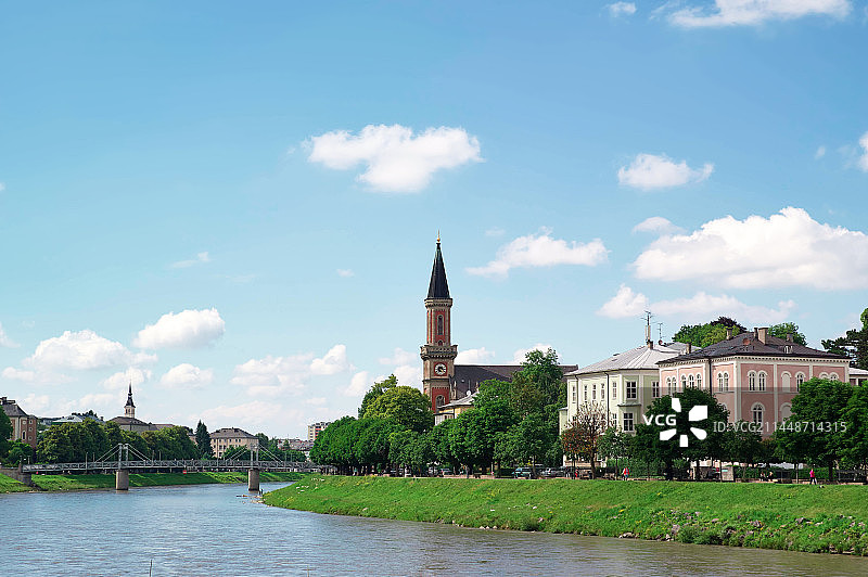 欧洲奥地利萨尔茨城堡和萨尔扎克河风景图片素材