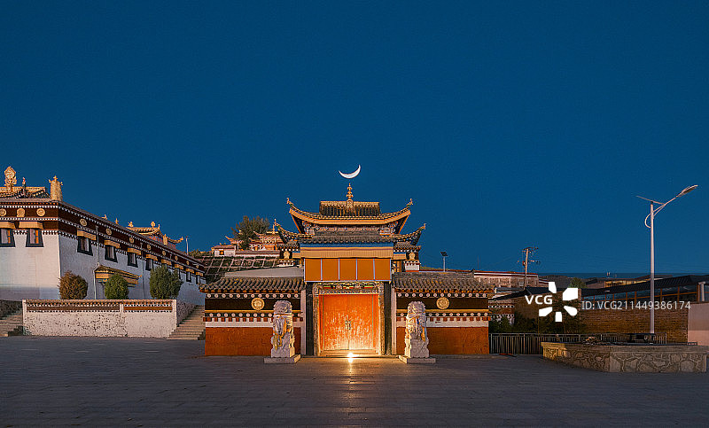 甘肃省甘南藏族自治州合作市米拉日巴佛阁夜景图片素材