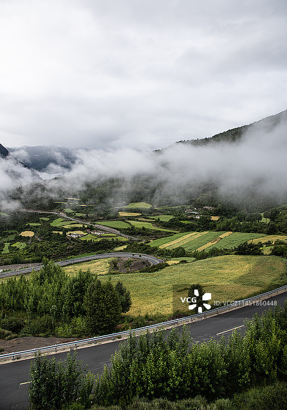 国道219上云雾缭绕的藏寨图片素材