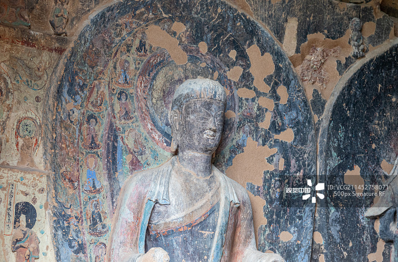 甘肃天水麦积山石窟千年前的五彩斑斓的佛教塑像岁月留下的斑驳痕迹图片素材