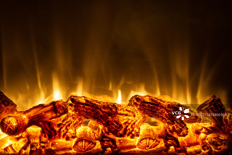 壁炉中木炭燃烧照亮的的特写镜头图片素材