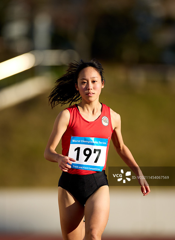 在跑道上跑步的日本运动员图片素材