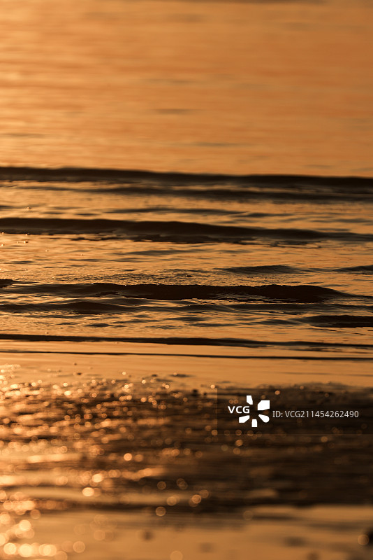 朝阳照映着的海面图片素材