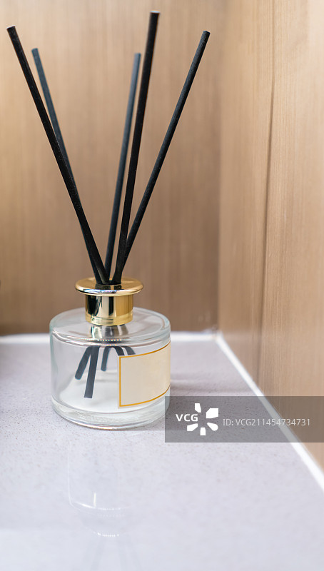 中国生活用品拍摄主题，桌子上玻璃瓶简单的香薰设备用品，室内无人图像摄影图片素材