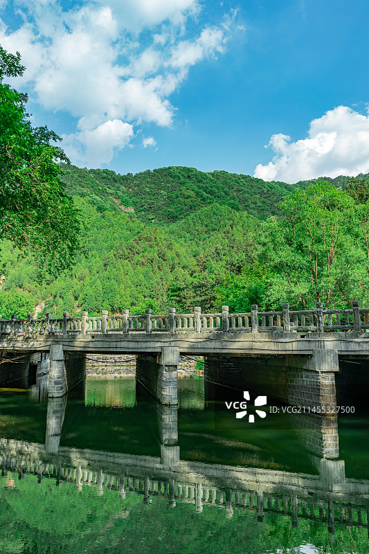 中国山东省泰安市岱岳区彩石溪风景区，岩石桥梁和流动的河流，户外白昼无人图像摄影图片素材
