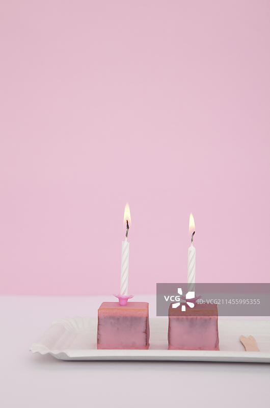 粉色巧克力，生日蜡烛图片素材