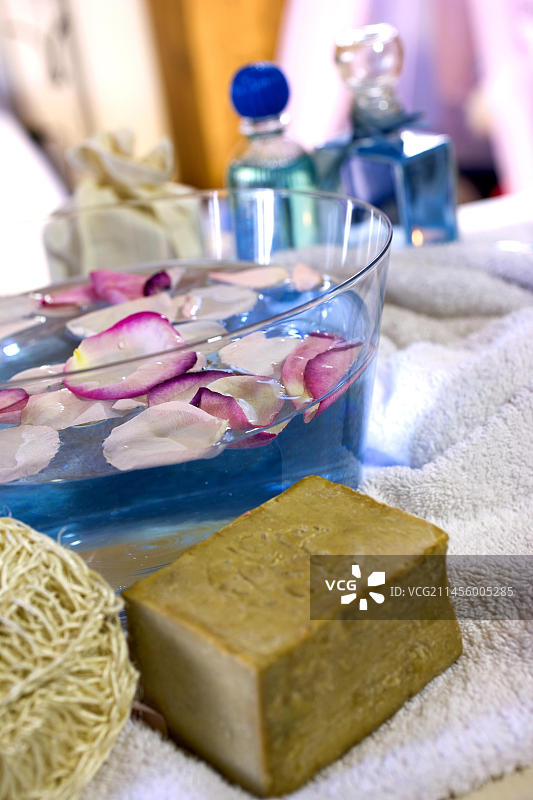 橄榄皂，花瓣，香水瓶，剑麻海绵，沐浴图片素材