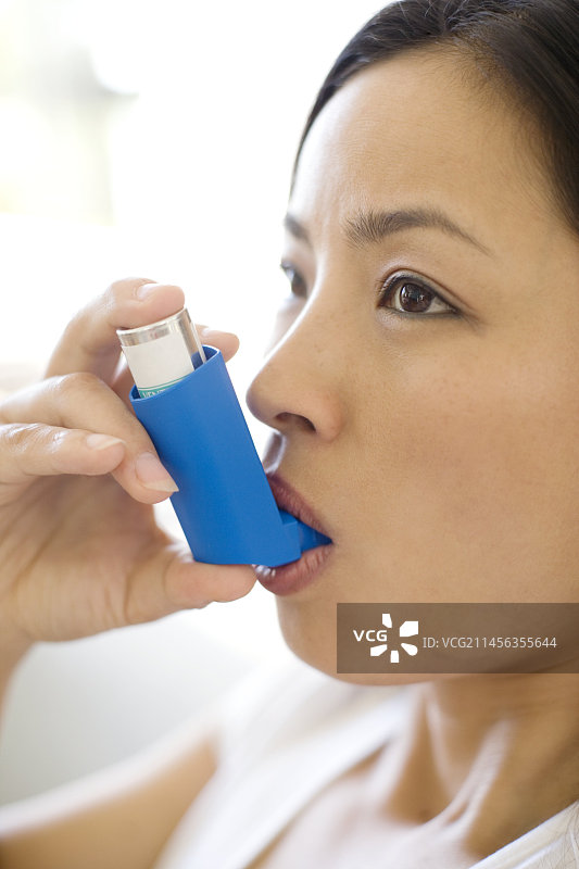 哮喘吸入器的使用图片素材