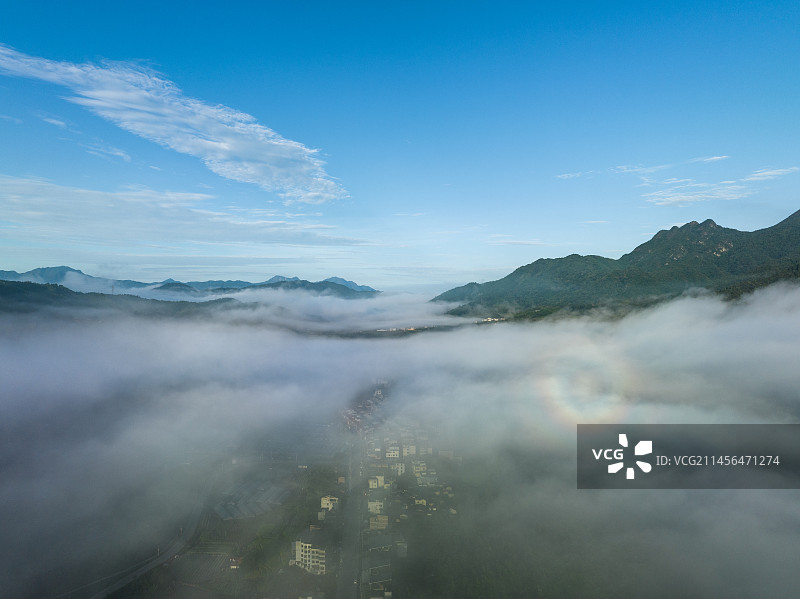 清晨郊外山村的云海景观图片素材