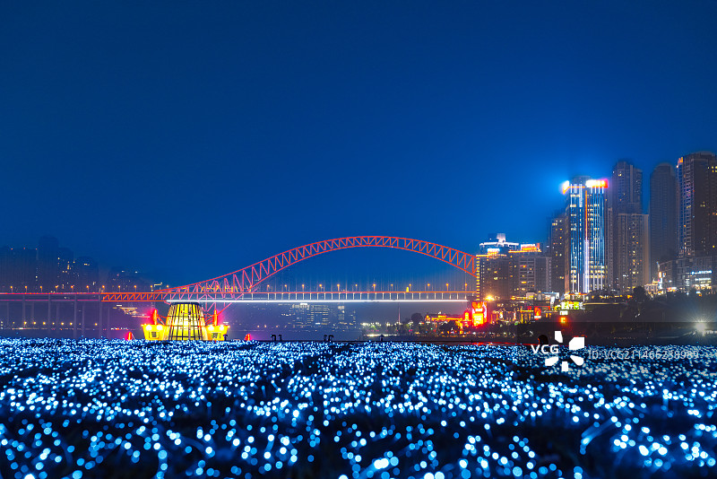 星光草坪为前景的重庆朝天门长江大桥夜景图片素材