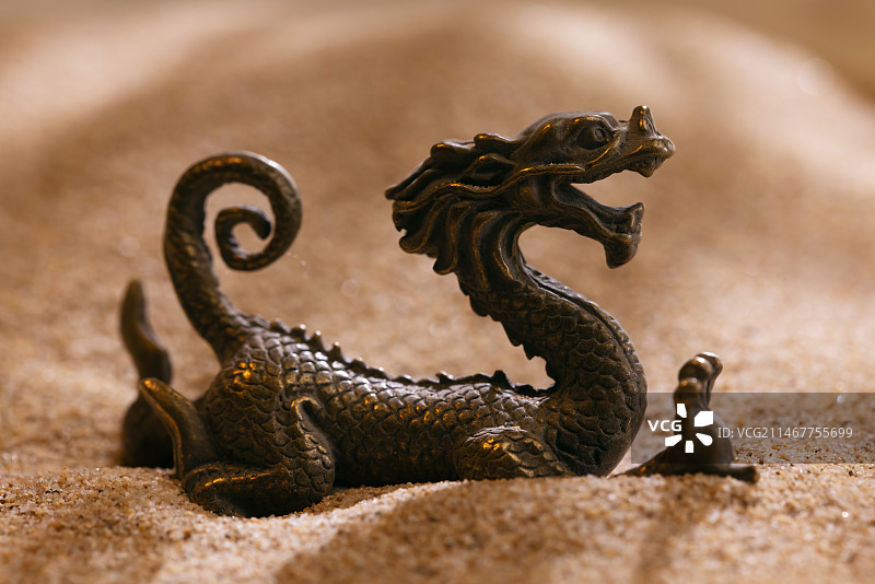 一条铜龙卧于沙中特写,龙年,传统文化图片素材