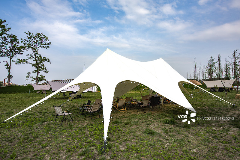 城市郊外露营的天幕帐篷图片素材