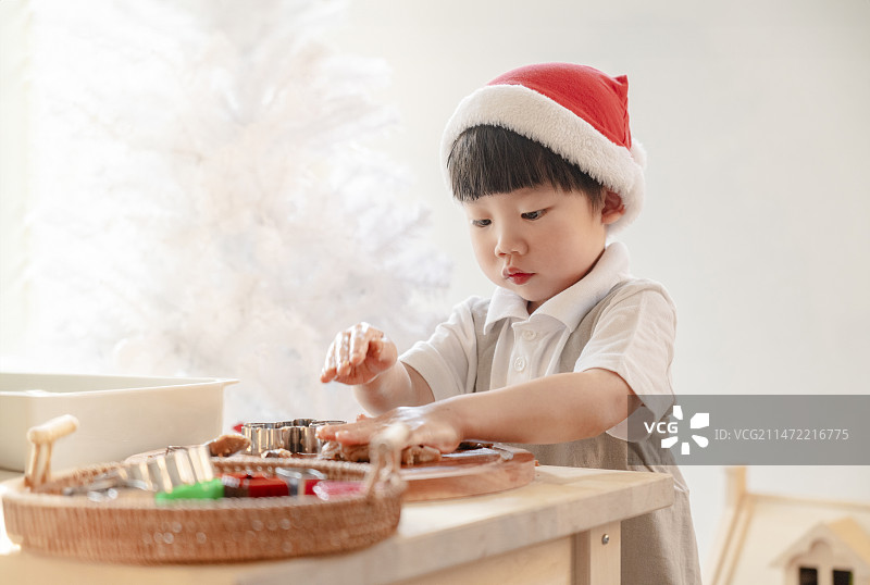 圣诞小男孩圣诞节给santa做曲奇饼干图片素材