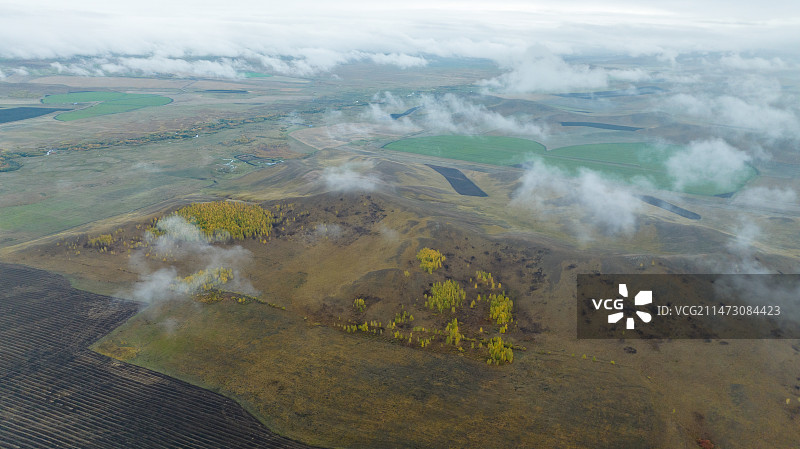 航拍内蒙古呼伦贝尔市东北地区黑土地云海景观图片素材