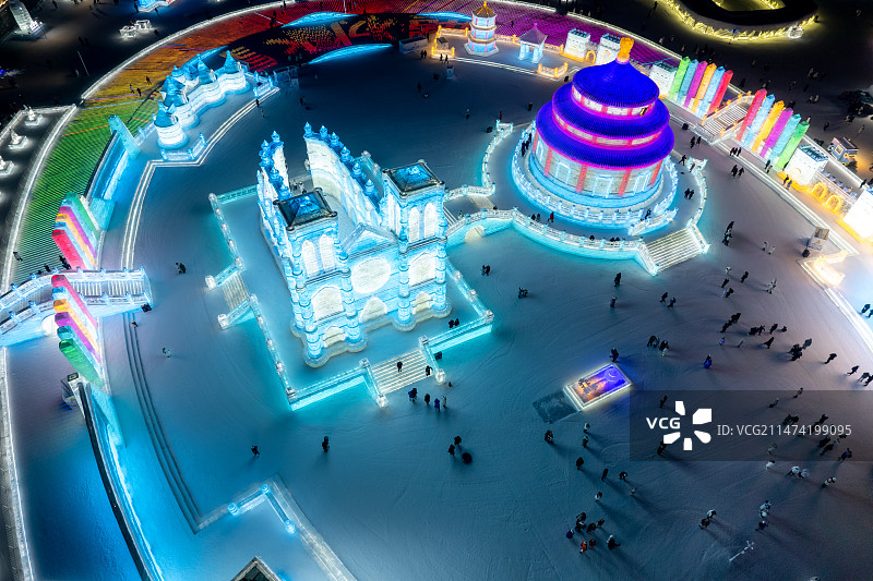 黑龙江哈尔滨冰雪大世界夜景航拍缤纷多彩图片素材